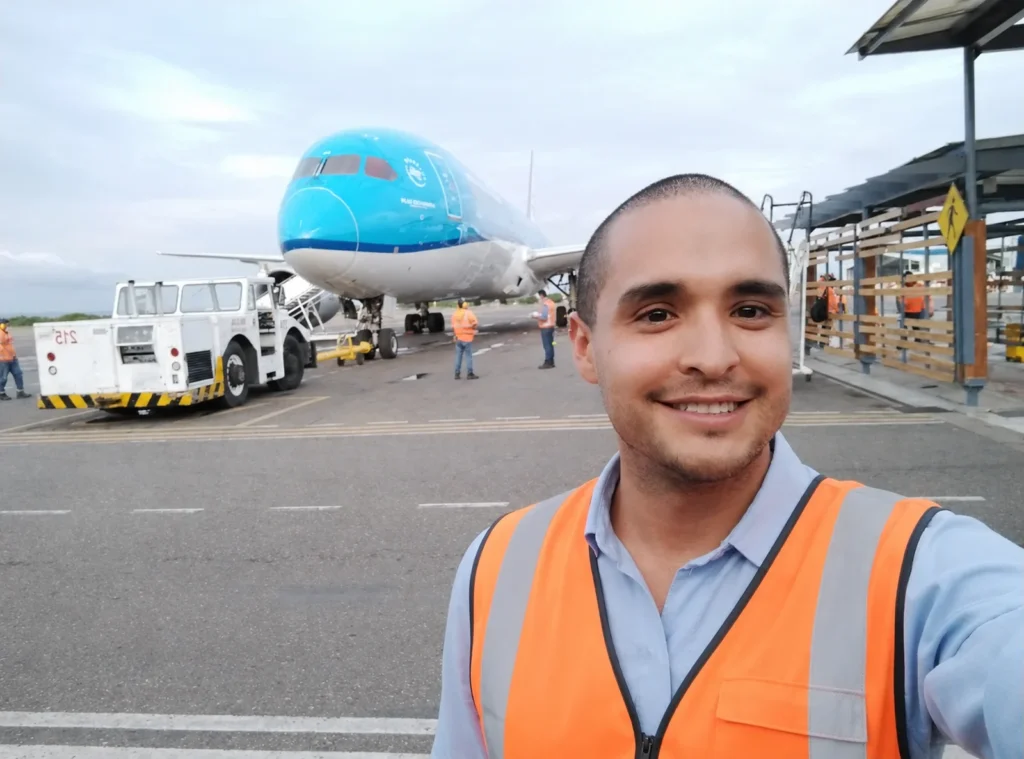 Felipe García Castaño en plataforma de aeropuerto junto a una aeronave, durante su etapa en operaciones de aviación.